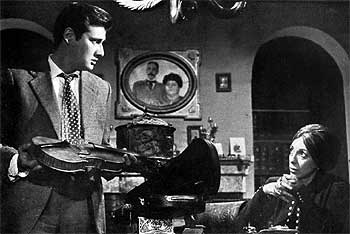 Carlos Larrañaga y Tota Alba, en un fotograma de  El extraño viaje , de Fernando Fernán-Gómez.