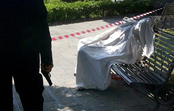 El cuerpo de Giuseppe Castoriana yace en un banco de Acicastello.