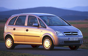 La base mecánica del Corsa, con una carrocería monovolumen. El Meriva tiene una línea equilibrada, pero no destaca por su atractivo. El frontal y las tres ventanillas laterales son sus notas distintivas.