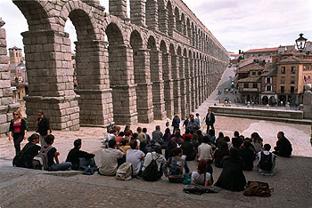 El acueducto de Segovia, construido en el siglo I, mide más de 600 metros de largo, cuenta con 177 arcos y su altura máxima, en la plaza del Azoguejo, es de 29 metros.