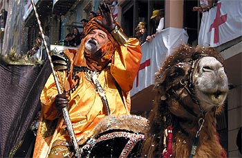 El capitán de la  filà  mora Chanos, ayer, durante el desfile en Alcoi.rnrn rnrn CiO  GRAU PLA