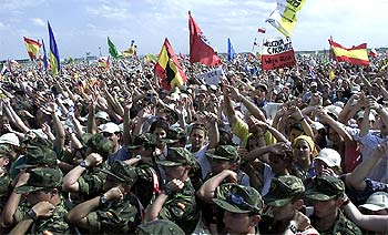 Decenas de miles de jóvenes se congregaron en el aeródromo madrileño de Cuatro Vientos para encontrarse con el papa Juan Pablo II.