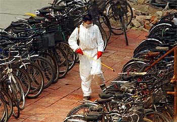 Un sanitario desinfecta ayer centenares de bicicletas de estudiantes sometidos a cuarentena en un barrio del norte de Pekín. rnrn ASSOCIATED PRESS