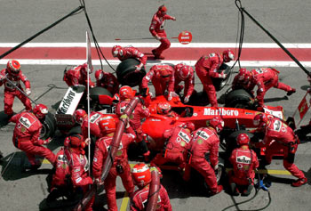El equipo de Ferrari asiste a Michael Schumacher en una de sus paradas.