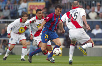 Luis Enrique encara a Onopko, con Iriney a su espalda.