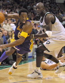 Kobe Bryant, de los Lakers, se lleva el balón ante Garnett.