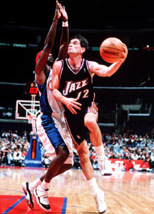 Stockton entra a canasta ante un rival.