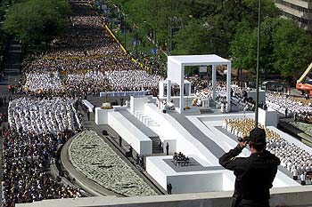 Aspecto del altar instalado en la plaza de Colón, de Madrid, para la celebración por Juan Pablo II de la misa de canonizaciones.