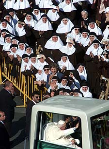 Un grupo de religiosas contempla la llegada del Papa a la plaza de Colón.