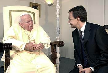 El Papa recibe en audiencia a José Luis Rodríguez Zapatero tras el acto de canonización en Madrid.