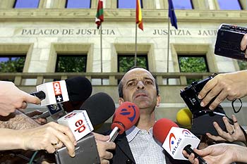 El portavoz de AuB, José Ramón Etxebarria, critica la sentencia del Tribunal Supremo.