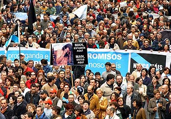 Miles de gallegos protestaron ayer en Santiago contra el olvido de la catástrofe del  Prestige. 