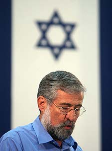 Amram Mitzna comunica su dimisión, ayer en Tel Aviv.