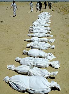 Bolsas con  cadáveres hallados en una fosa común al norte de Nayaf.