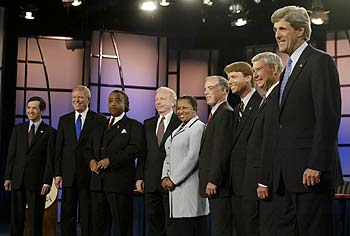 Los aspirantes a la candidatura demócrata Kucinich, Gephardt, Sharpton, Lieberman, Moseley, Dean, Edwards, Graham y Kerry, antes del debate de ayer.