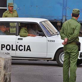 Un disidente cubano (sin identificar) es trasladado en un coche policial hacia el tribunal a principios de abril.