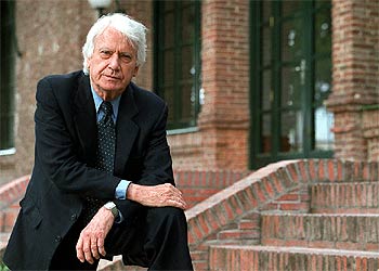 El escritor Jorge Semprún, ayer, en la Residencia de Estudiantes. rnrn ULY MARTÍN