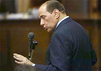 El primer ministro italiano, Silvio Berlusconi, se dirige al tribunal de Milán donde compareció ayer. rnrn EPA
