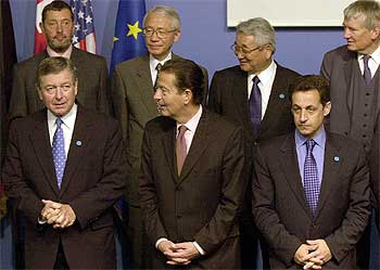 Los ministros de Justicia e Interior del G-8 posan ayer para la foto de familia tras su reunión en París. rnrn AP