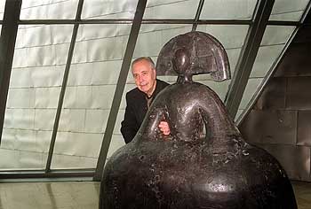 Manolo Valdés, junto a su escultura  Reina Mariana. 2001,  ayer, en el Museo Guggenheim Bilbao.
