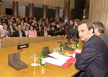 El secretario general del PSOE, José Luis Rodríguez Zapatero, durante las propuestas electorales presentadas ayer en el Congreso de los Diputados.