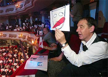 Un aspecto de las protestas en la gala de los Premios Max, celebrada en Vigo el lunes.rnrn LALO R. VILLAR