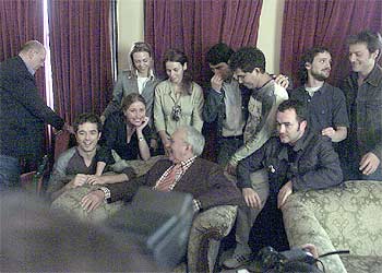 Miguel Narros, rodeado de sus actores, entre los que se encuentran Verónica Forqué y Vladimir Cruz. rnrn PABLO JULIÁ