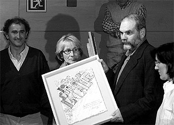 Mario Onaindia recibe de la viuda de López de Lacalle, Mari Paz Artolazabal, el premio, una obra en papel de Ricardo Ugarte de Zubiarrain