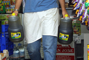 Retirada de aceite de orujo en Sevilla en 2001 tras la orden de Sanidad de inmovilizar ese producto. rnrn ALEJANDRO RUESGA