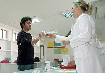 Vacunación masiva de jóvenes contra la meningitis en Nerva