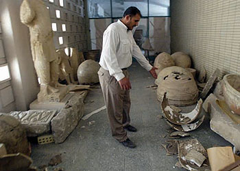 Un conservador lamenta la destrucción del museo.