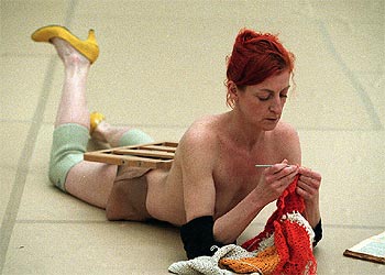 La Ribot interpretó ayer para los medios una de sus  piezas distinguidas .