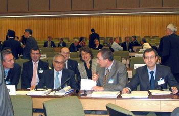 El comisionado del Gobierno para el  caso   Prestige,  Rodolfo Martín Villa (tercero por la izquierda), durante la reunión del Fidac, ayer, en Londres.