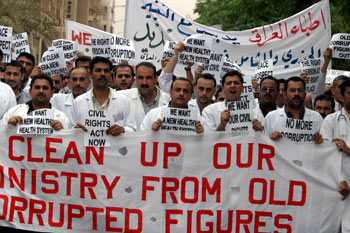 LOS MÉDICOS IRAQUÍES PROTESTAN CONTRA EL MINISTRO IMPUESTO POR EE UU.