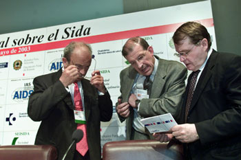 Luc Montagnier (a la derecha) y Joep Lange (en el centro), ayer, en el congreso sobre el sida en Bilbao. rnrn SANTOS CIRILO