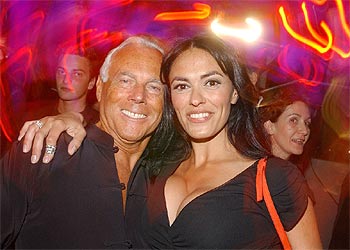 Giorgio Armani y la actriz Maria Grazia Cucinotta, durante la inauguración de la exposición de Berlín.