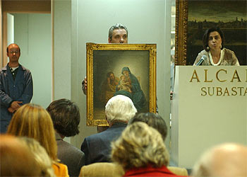 El cuadro  Sagrada Familia,  de Goya, mostrado por un empleado de la casa de subastas.