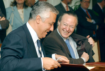 Javier Arenas y Josep Piqué, durante la presentación ayer del plan de choque para el impulso de la Administración Electrónica. rnrn EFE