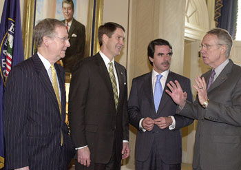 Aznar, con el líder republicano del Senado, Bill Frist (a su derecha), y otros dos senadores.rnrn  REUTERS