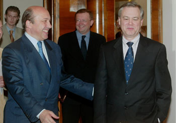 El ministro ruso Ígor Ivanov (izquierda) saluda al asistente del secretario de Estado de EE UU, Kim Holmes, en Moscú. rnrn AP