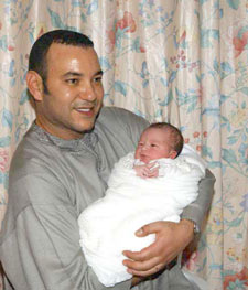 El rey Mohamed VI sostiene en brazos a su hijo recién nacido.rnrn AFP