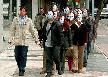 Con máscaras al juzgado
