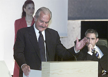 El escritor Carlos Fuentes, durante la lectura de su discurso en la entrega de los Premios Ortega y Gasset. rnrn ULY MARTÍN