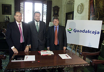 Pérez Cano, Sánchez Monteseirín y Bueno Lidón, ayer, en el Ayuntamiento de Sevilla.