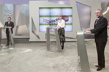 De izquierda a derecha, Rafael Simancas, Esperanza Aguirre y Fausto Fernández, durante el debate. rnrn MIGUEL GENER