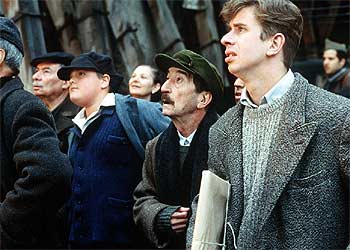 A la derecha de la imagen, los actores Luis Cuenca y Gabino Diego en una escena de  La hora de los valientes .