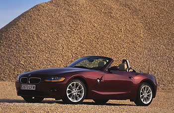 El nuevo BMW Z4 evoluciona el estilo de los  roadsters  (descapotables biplazas) con unos trazos más marcados que refuerzan su carácter. Destacan las medidas generosas del morro y la zaga recortada.