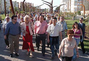 Teófila Martínez recorre, ayer, la nueva Avenida Juan Carlos I de Cádiz.