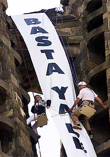 Colgados de la Sagrada Familia para denunciar a la ONCE