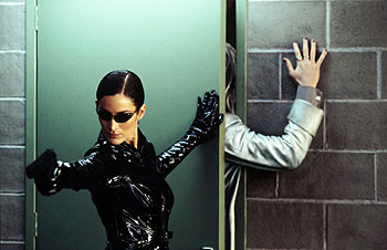 La actriz Carrie-Anne Moss, en un fotograma de la película  The matrix reloaded. 